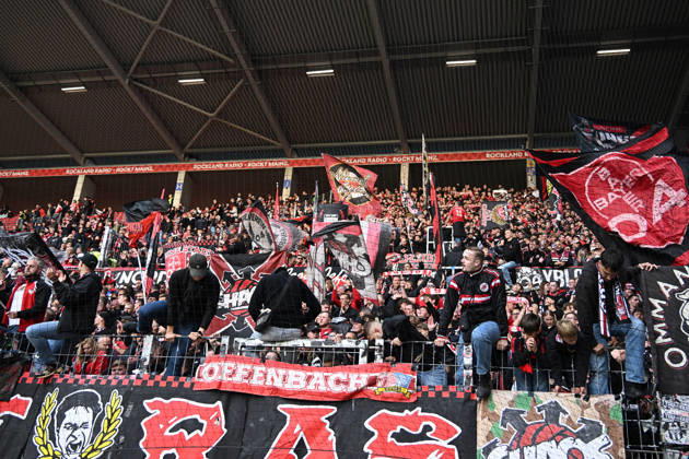 10.10.2026, xsltx, Fussball 1.Bundesliga, FSV Mainz 05 - Bayer 04 Leverkusen v.l. Fans, Zuschauer, Emotionen, Trikots, Fahnen, Stimmung, Ultras von Bayer Leverkusen (DFL DFB REGULATIONS PROHIBIT ANY USE OF PHOTOGRAPHS as IMAGE SEQUENCES and or QUASI-VIDEO) Mainz