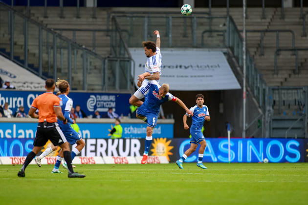 10.10.2026, GER, Fussball, Herren, 3. Liga, Saison 2026 2027, MSV Duisburg - TSG Hoffenheim II Lex Tyger Lobinger (MSV) und Valentin Lässig (TSG II) im Kampf um den Ball Copyright: xSvenxHanischx