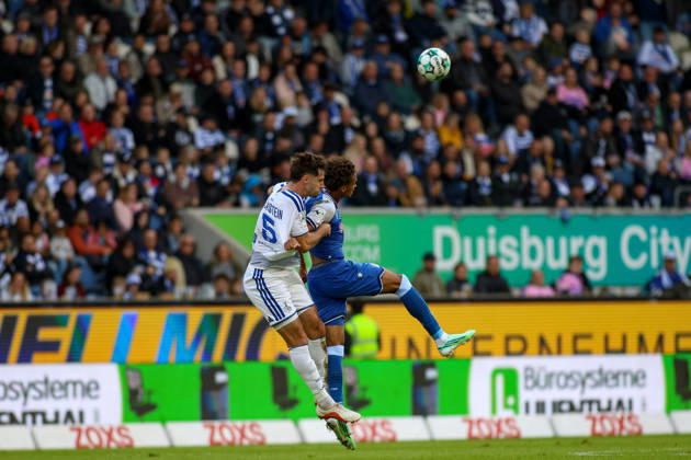 10.10.2026, GER, Fussball, Herren, 3. Liga, Saison 2026 2027, MSV Duisburg - TSG Hoffenheim II Lex Tyger Lobinger (MSV) und Valentin Lässig (TSG II) im Kampf um den Ball Copyright: xSvenxHanischx