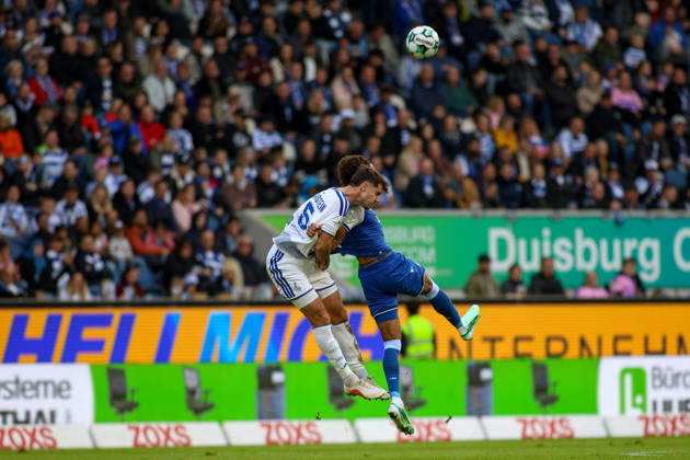 10.10.2026, GER, Fussball, Herren, 3. Liga, Saison 2026 2027, MSV Duisburg - TSG Hoffenheim II Lex Tyger Lobinger (MSV) und Valentin Lässig (TSG II) im Kampf um den Ball Copyright: xSvenxHanischx