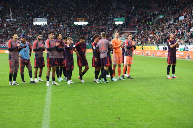 Fussball, Herren, Saison 2026 2027, FC Augsburg - FC Bayern München, Bundesliga, WWK Arena Die Mannschaft des FC Bayern München nach dem bei den Fans vor der Fankurve DFL DFB regulations prohibit any use of photographs as image sequences and or quasi-video