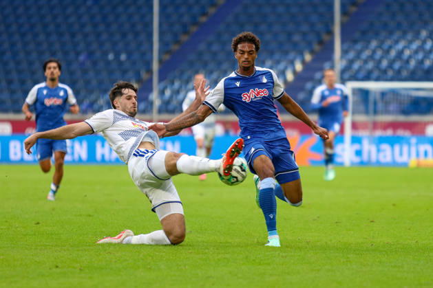 10.10.2026, GER, Fussball, Herren, 3. Liga, Saison 2026 2027, MSV Duisburg - TSG Hoffenheim II Tobias Fleckstein (MSV) und Jykese Fields (TSG II) im Kampf um den Ball Copyright: xSvenxHanischx