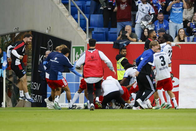 Torjubel Hamburger SV beim 2:3 durch Miro Muheim (Hamburger SV, 28), Freude, Begeisterung, positive Emotionen, Torerfolg , Deutschland, Fussball, 1. Bundesliga, 5.Spieltag, 2026 2027, TSG Hoffenheim vs. Hamburger SV, 10.10.2026, Sinsheim SNP Arena Deutschland Copyright: xGrantxHubbsx