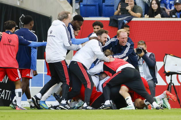 Torjubel Hamburger SV beim 2:3 durch Miro Muheim (Hamburger SV, 28), Freude, Begeisterung, positive Emotionen, Torerfolg , Deutschland, Fussball, 1. Bundesliga, 5.Spieltag, 2026 2027, TSG Hoffenheim vs. Hamburger SV, 10.10.2026, Sinsheim SNP Arena Deutschland Copyright: xGrantxHubbsx