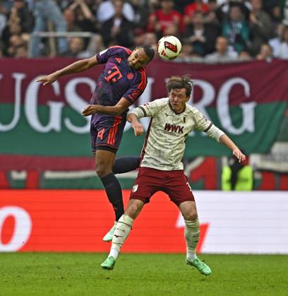 10.10.2026, Fussball Bundesliga 2026 2027, 5.Spieltag, FC Augsburg - FC Bayern München, in der WWK-Arena Augsburg, v.l. Jonathan Tah (FC Bayern München) gegeb Michael Gregoritsch (FC Augsburg)
