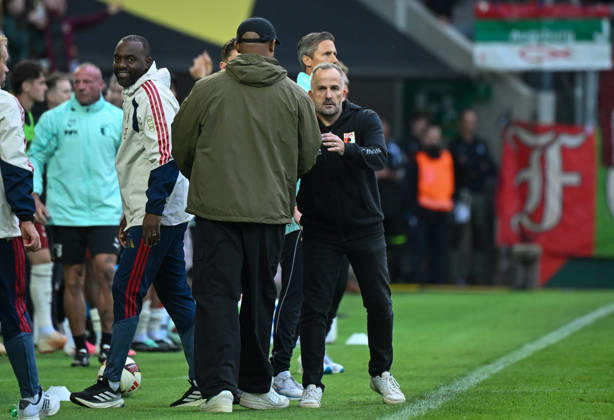 10.10.2026, xemx, Fussball 1.Bundesliga, FC Augsburg - Bayern München v.l. Cheftrainer Vincent Kompany (FC Bayern Muenchen), Cheftrainer Manuel Baum (FC Augsburg) (DFL DFB REGULATIONS PROHIBIT ANY USE OF PHOTOGRAPHS as IMAGE SEQUENCES and or QUASI-VIDEO) Augsburg