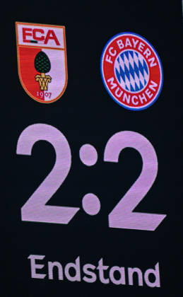 10.10.2026, xemx, Fussball 1.Bundesliga, FC Augsburg - Bayern München v.l. Anzeigetafel Spielende 2:2 (DFL DFB REGULATIONS PROHIBIT ANY USE OF PHOTOGRAPHS as IMAGE SEQUENCES and or QUASI-VIDEO) Augsburg