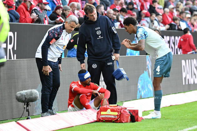 10.10.2026, xsltx, Fussball 1.Bundesliga, FSV Mainz 05 - Bayer 04 Leverkusen v.l.Philipp Mwene (FSV Mainz 05) verletzt, Verletzung, Schmerz, Schmerzen Jarell Quansah (Bayer 04 Leverkusen) (DFL DFB REGULATIONS PROHIBIT ANY USE OF PHOTOGRAPHS as IMAGE SEQUENCES and or QUASI-VIDEO) Mainz