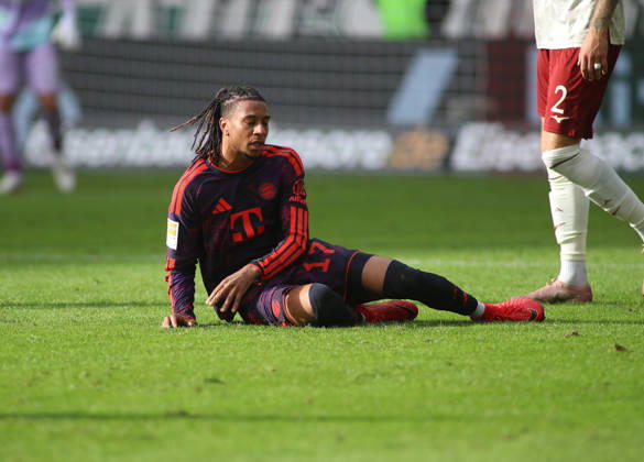 Fussball, Herren, Saison 2026 2027, FC Augsburg - FC Bayern München, Bundesliga, WWK Arena Michael Olise (FC Bayern München) auf dem Boden sitzend DFL DFB regulations prohibit any use of photographs as image sequences and or quasi-video
