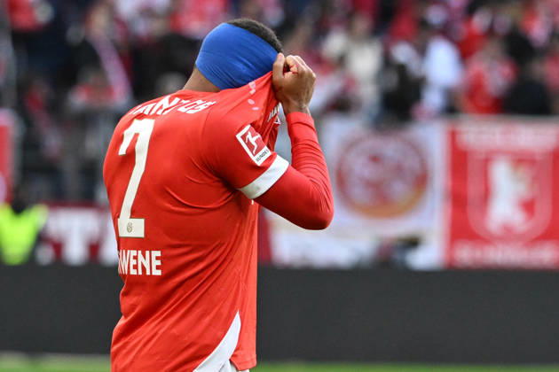 10.10.2026, xsltx, Fussball 1.Bundesliga, FSV Mainz 05 - Bayer 04 Leverkusen v.l.Philipp Mwene (FSV Mainz 05) verletzt, Verletzung, Schmerz, Schmerzen (DFL DFB REGULATIONS PROHIBIT ANY USE OF PHOTOGRAPHS as IMAGE SEQUENCES and or QUASI-VIDEO) Mainz