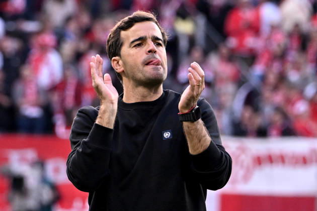 10.10.2026, xsltx, Fussball 1.Bundesliga, FSV Mainz 05 - Bayer 04 Leverkusen v.l. Jubel, Freude über den Sieg Trainer Coach Carles Martinez (Bayer 04 Leverkusen) (DFL DFB REGULATIONS PROHIBIT ANY USE OF PHOTOGRAPHS as IMAGE SEQUENCES and or QUASI-VIDEO) Mainz