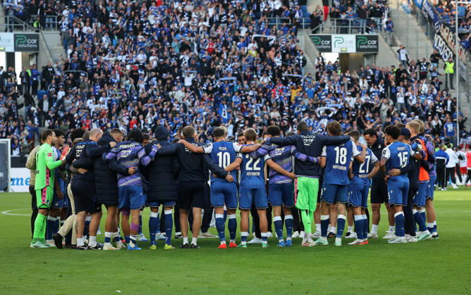 Sinsheim , Fußball Bundesliga TSG 1899 Hoffenheim vs. Hamburger SV , Mannschaft Hoffenheim macht nach dem Spiel einen kreis