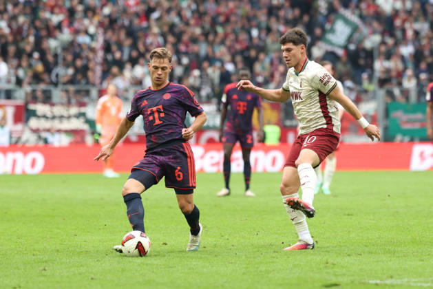Joshua Kimmich (FC Bayern Muenchen, 06) mit Mert Koemuer (FC Augsburg, 10), GER, FC Augsburg vs. FC Bayern Muenchen, Fussball, Bundesliga, 5. Spieltag, Saison 2026 2027, 10.10.2026, DFL DFB REGULATIONS PROHIBIT ANY USE OF PHOTOGRAPHS as IMAGE SEQUENCES and or QUASI-VIDEO, GER, FC Augsburg vs. FC Bayern Muenchen, Fussball, Bundesliga, 5. Spieltag, Saison 2026 2027, 10.10.2026 Augsburg Copyright: xEibner-Pressefoto JennixMaulx EP_JML