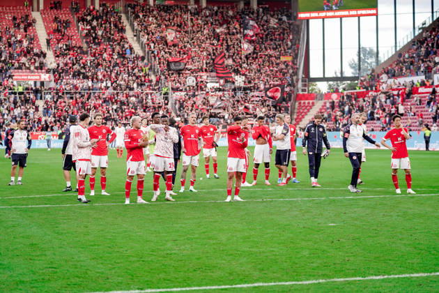 Deutschland: Fussball Saison 2026 2027 , 1. Bundesliga , 5. Spieltag , 1. FSV Mainz 05 vs. Bayer 04 Leverkusen - MEWA-Arena (Mainz) : Mainzer Mannschaft nach dem Spiel bei den Fans Mainz MEWA-Arena Deutschland Germany Copyright: xBennetxLongx