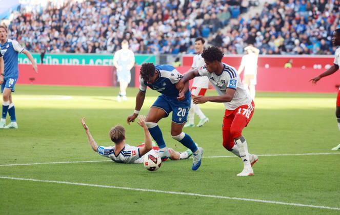 10.10.26 TSG 1899 Hoffenheim - Hamburger SV Deutschland, Sinsheim, 10.10.2026, Fussball, Bundesliga, Saison 2026 2027, TSG 1899 Hoffenheim - Hamburger SV: v.l. Bambase Conte (TSG 1899 Hoffenheim), Warmed Omari (Hamburger SV).