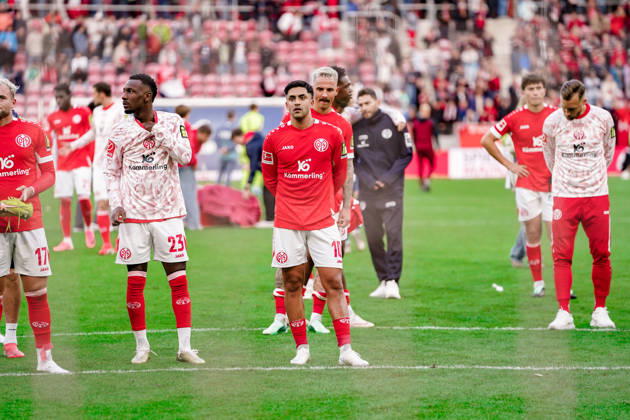 Deutschland: Fussball Saison 2026 2027 , 1. Bundesliga , 5. Spieltag , 1. FSV Mainz 05 vs. Bayer 04 Leverkusen - MEWA-Arena (Mainz) : Nadiem Amiri (1. FSV Mainz 05, 10) und Sheraldo Becker (1. FSV Mainz 05, 23) nach dem Spiel bei den Fans, Mimik, Gesichtsausdruck, Emotion Mainz MEWA-Arena Deutschland Germany Copyright: xBennetxLongx
