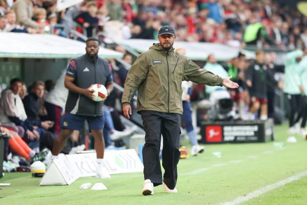 Vincent Kompany (FC Bayern Muenchen, Cheftrainer) gestikuliert, Emotionen, GER, FC Augsburg vs. FC Bayern Muenchen, Fussball, Bundesliga, 5. Spieltag, Saison 2026 2027, 10.10.2026, DFL DFB REGULATIONS PROHIBIT ANY USE OF PHOTOGRAPHS as IMAGE SEQUENCES and or QUASI-VIDEO, GER, FC Augsburg vs. FC Bayern Muenchen, Fussball, Bundesliga, 5. Spieltag, Saison 2026 2027, 10.10.2026 Augsburg Copyright: xEibner-Pressefoto JennixMaulx EP_JML