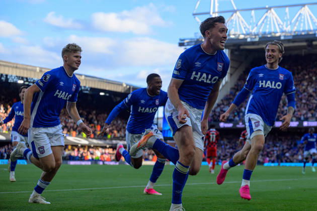 IPSWICH, ENGLAND OCTOBER 10 - Dara O Shea of Ipswich Town celebrating scoring the team s second goal during the Premier League game between Ipswich Town and Fulham at Portman Road on October 10, 2026 in Ipswich, England. (Photo by Keeran Marquis Sports Press Photo) Copyright: xKeeranxMarquis SPPx Sportspressphoto_SPR250906