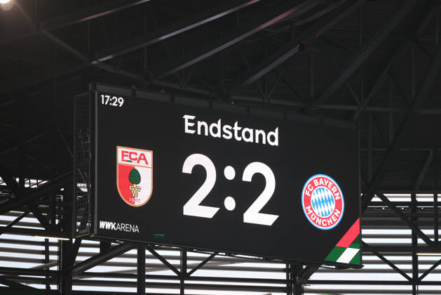 Der Endstand von 2:2 auf der Anzeigentafel nach dem Spiel, GER, FC Augsburg vs. FC Bayern Muenchen, Fussball, Bundesliga, 5. Spieltag, Saison 2026 2027, 10.10.2026, DFL DFB REGULATIONS PROHIBIT ANY USE OF PHOTOGRAPHS as IMAGE SEQUENCES and or QUASI-VIDEO, GER, FC Augsburg vs. FC Bayern Muenchen, Fussball, Bundesliga, 5. Spieltag, Saison 2026 2027, 10.10.2026 Augsburg Copyright: xEibner-Pressefoto JennixMaulx EP_JML