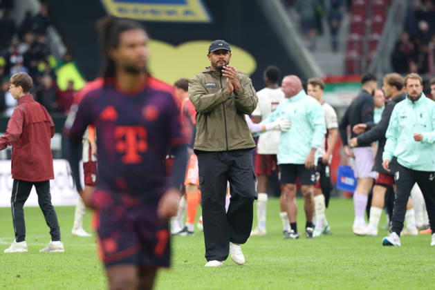 Vincent Kompany (FC Bayern Muenchen, Cheftrainer) enttaeuscht bei den Fans nach dem Spiel, GER, FC Augsburg vs. FC Bayern Muenchen, Fussball, Bundesliga, 5. Spieltag, Saison 2026 2027, 10.10.2026, DFL DFB REGULATIONS PROHIBIT ANY USE OF PHOTOGRAPHS as IMAGE SEQUENCES and or QUASI-VIDEO, GER, FC Augsburg vs. FC Bayern Muenchen, Fussball, Bundesliga, 5. Spieltag, Saison 2026 2027, 10.10.2026 Augsburg Copyright: xEibner-Pressefoto JennixMaulx EP_JML
