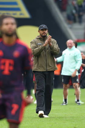 Vincent Kompany (FC Bayern Muenchen, Cheftrainer) enttaeuscht bei den Fans nach dem Spiel, GER, FC Augsburg vs. FC Bayern Muenchen, Fussball, Bundesliga, 5. Spieltag, Saison 2026 2027, 10.10.2026, DFL DFB REGULATIONS PROHIBIT ANY USE OF PHOTOGRAPHS as IMAGE SEQUENCES and or QUASI-VIDEO, GER, FC Augsburg vs. FC Bayern Muenchen, Fussball, Bundesliga, 5. Spieltag, Saison 2026 2027, 10.10.2026 Augsburg Copyright: xEibner-Pressefoto JennixMaulx EP_JML