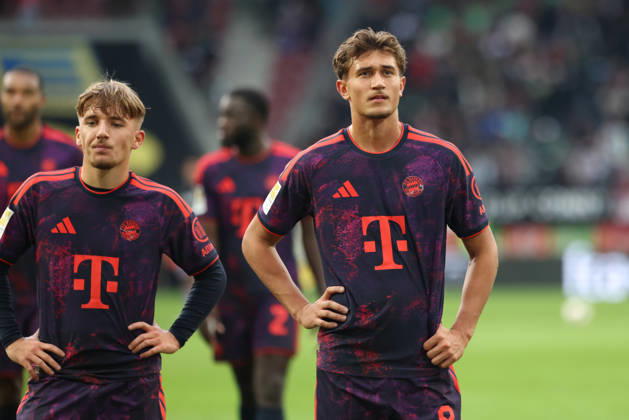 Lennart Karl (FC Bayern Muenchen, 42) und Tom Bischof (FC Bayern Muenchen, 08) enttaeuscht bei den Fans nach dem Spiel, GER, FC Augsburg vs. FC Bayern Muenchen, Fussball, Bundesliga, 5. Spieltag, Saison 2026 2027, 10.10.2026, DFL DFB REGULATIONS PROHIBIT ANY USE OF PHOTOGRAPHS as IMAGE SEQUENCES and or QUASI-VIDEO, GER, FC Augsburg vs. FC Bayern Muenchen, Fussball, Bundesliga, 5. Spieltag, Saison 2026 2027, 10.10.2026 Augsburg Copyright: xEibner-Pressefoto JennixMaulx EP_JML