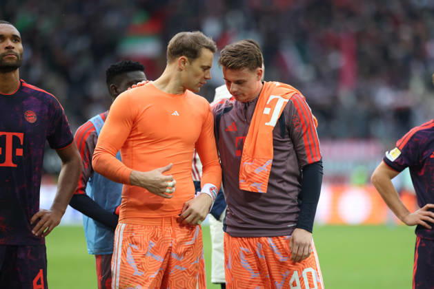 Manuel Neuer (FC Bayern Muenchen, 01) mit Jonas Urbig (FC Bayern Muenchen, 40) nach dem Spiel, GER, FC Augsburg vs. FC Bayern Muenchen, Fussball, Bundesliga, 5. Spieltag, Saison 2026 2027, 10.10.2026, DFL DFB REGULATIONS PROHIBIT ANY USE OF PHOTOGRAPHS as IMAGE SEQUENCES and or QUASI-VIDEO, GER, FC Augsburg vs. FC Bayern Muenchen, Fussball, Bundesliga, 5. Spieltag, Saison 2026 2027, 10.10.2026 Augsburg Copyright: xEibner-Pressefoto JennixMaulx EP_JML
