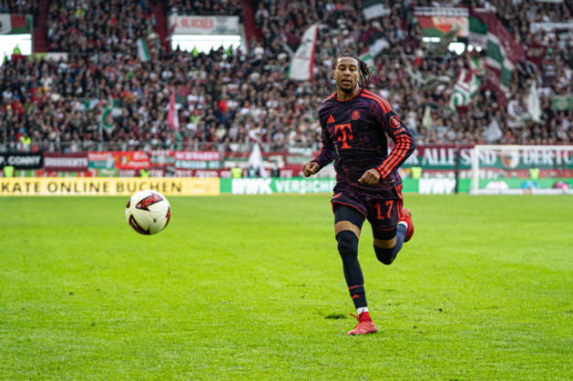 Michael Olise (17 Bayern) in Aktion beim Bundesligaspiel FC Augsburg - FC Bayern München am 10.10.2026.