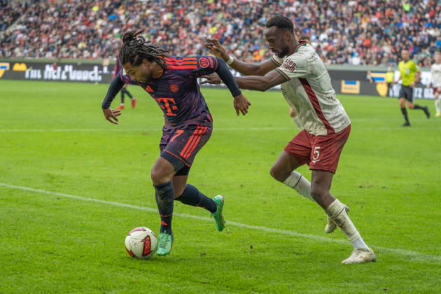Serge Gnabry (7 Bayern) Chrislain Matsima (5 Augsburg) in Aktion beim Bundesligaspiel FC Augsburg - FC Bayern München am 10.10.2026.