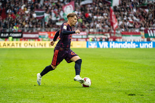 Lennart Karl (42 Bayern) in Aktion beim Bundesligaspiel FC Augsburg - FC Bayern München am 10.10.2026.