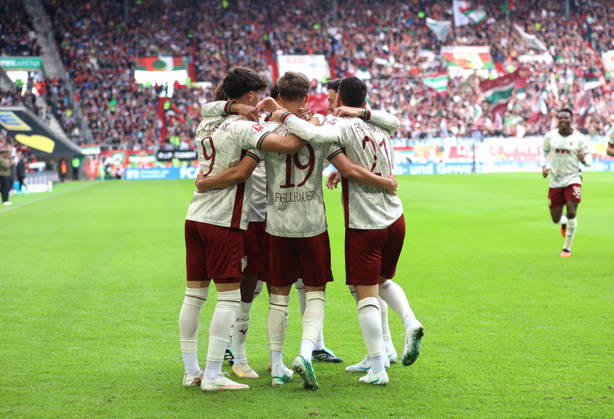 Fussball, Herren, Saison 2026 2027, FC Augsburg - FC Bayern München, Bundesliga, WWK Arena 1:0 durch Robin Fellhauer (FC Augsburg) Tor, Torjubel, Jubeltraube DFL DFB regulations prohibit any use of photographs as image sequences and or quasi-video