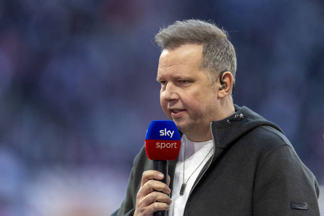GER, Leipzig, Fussball, Bundesliga, 5. Spieltag, RB Leipzig vs. Eintracht Frankfurt im Bild v.l.: Wolff-Christoph Fuss (Sky Kommentator), 10.10.2026, Red-Bull Arena Leipzig DFL DFB REGULATIONS PROHIBIT ANY USE OF PHOTOGRAPHS AS IMAGE SEQUENCES AND OR QUASI-VIDEO, Leipzig Red-Bull Arena Sachsen Germany Copyright: xPaulxFritzx