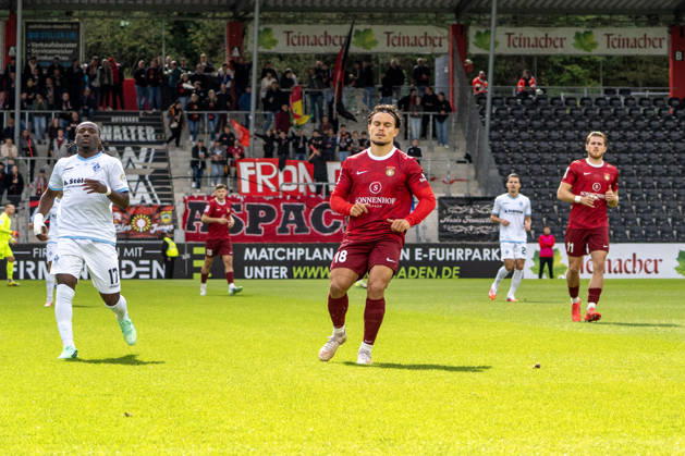 10.10.2026, xerix, Fussball 3.Liga, SG Sonnenhof Grossaspach - SV Waldhof Mannheim v.l. Niklas Pöllex (SG Sonnenhof Großaspach) und Tim Rossmann (SG Sonnenhof Großaspach) und Darnell Keumo Owono (SV Waldhof Mannheim) im Spiel Aspach