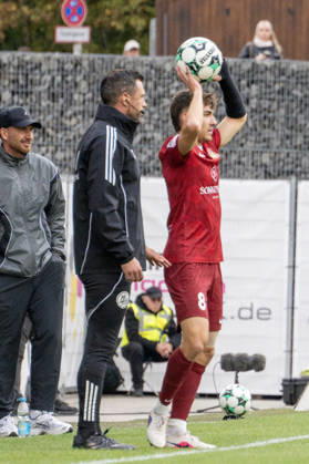 10.10.2026, xerix, Fussball 3.Liga, SG Sonnenhof Grossaspach - SV Waldhof Mannheim v.l. Jan Elias Rahn (SG Sonnenhof Großaspach) beim Einwurf Aspach