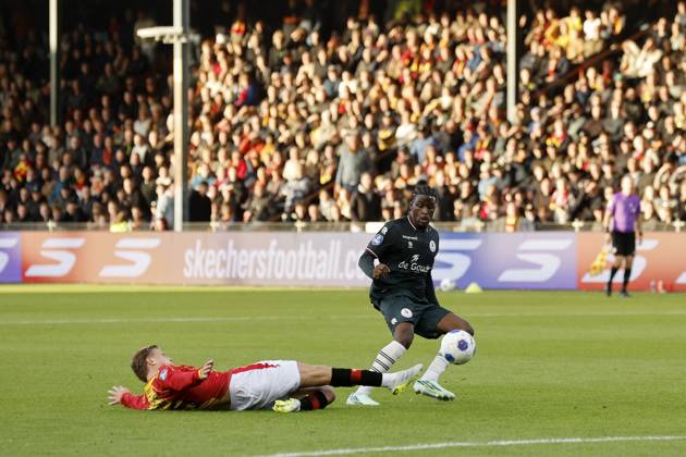 DEVENTER - (lr) Giovanni van Zwam of Go Ahead Eagles, Isaac Babadi of Sparta Rotterdam during the Dutch Eredivisie match between Go Ahead Eagles and Sparta Rotterdam at De Adelaarshorst on October 10, 2026 in Deventer, the Netherlands. BART STOUTJESDIJK ANP Eredivisie 2026 27 xVIxANPxSportx xxANPxIVx 572034030 originalFilename: 572034030.jpg