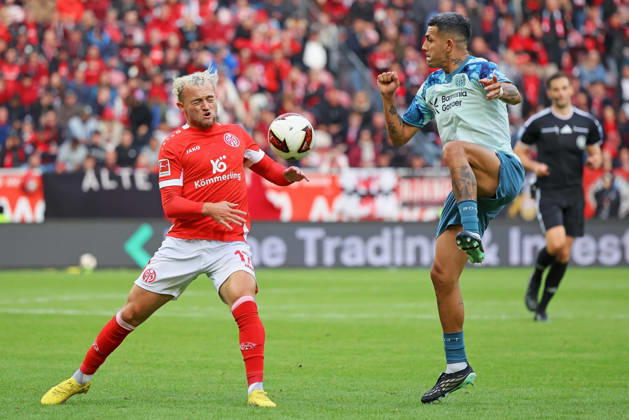Mainz, Deutschland 10. Oktober 2026: 1. Bundesliga - 2026 2027 - 5. Spieltag - 1. FSV Mainz 05 gegen Bayer 04 Leverkusen Im Bild: v. li. im Zweikampf Benedict Hollerbach (M05) gegen Facundo Medina (B04). DFL regulations prohibit any use of photographs as image sequences and or quasi-video Mewa Arena Rheinland - Pfalz Copyright: xFotostandx xRacochax