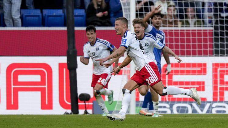 v.li.: Nicolas Capaldo (HSV, 24), Torschütze Miro Muheim (HSV, 28), David Möller Wolfe (HSV, 3), Spieler vom Hamburger SV (HSV), jubeln über das Tor zum 2:3, Jubel, Torjubel, Torerfolg, celebrate the goal, goal, celebration, jubelt ueber das Tor, Freuen, Freude, freut sich, optimistisch, positiv, Spielszene, Highlight, Action, Aktion, 10.10.2026, Sinsheim (Deutschland), Fussball, Bundesliga, TSG 1899 Hoffenheim - Hamburger SV, DFB DFL REGULATIONS PROHIBIT ANY USE OF PHOTOGRAPHS AS IMAGE SEQUENCES AND OR QUASI-VIDEO.