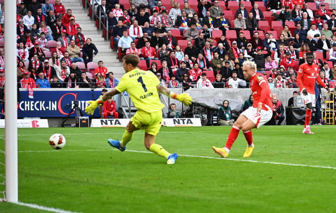 Fussball-Bundesliga - Saison 2026 2027 Mewa-Arena Mainz - 10.10.2026 1. FSV Mainz 05 (mz) - Bayer Leverkusen (lev) 3:4 Benedikt HOLLERBACH (1. FSV Mainz 05), re, erzielt das 3:4, li: Torwart Mark FLEKKEN (Bayer Leverkusen) DFL REGULATIONS PROHIBIT ANY USE OF PHOTOGRAPHS AS IMAGE SEQUENCES AND OR QUASI VIDEO EDITORIAL USE ONLY NATIONAL AND INTERNATIONAL NEWS AGENCIES OUT Fussball-Bundesliga - 1. FSV Mainz 05