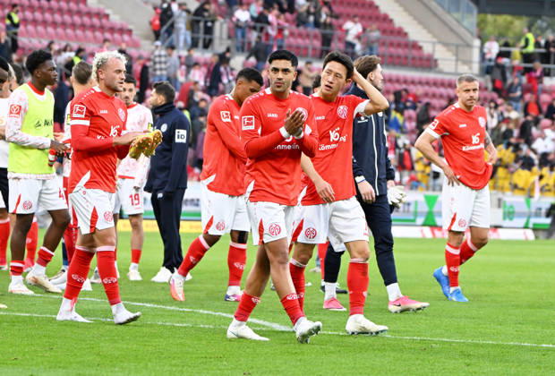 Fussball-Bundesliga - Saison 2026 2027 Mewa-Arena Mainz - 10.10.2026 1. FSV Mainz 05 (mz) - Bayer Leverkusen (lev) 3:4 V.li: Benedikt HOLLERBACH (1. FSV Mainz 05), Nadiem AMIRI(1. FSV Mainz 05) , Jae-Sung LEE(1. FSV Mainz 05) DFL REGULATIONS PROHIBIT ANY USE OF PHOTOGRAPHS AS IMAGE SEQUENCES AND OR QUASI VIDEO EDITORIAL USE ONLY NATIONAL AND INTERNATIONAL NEWS AGENCIES OUT Fussball-Bundesliga - 1. FSV Mainz 05