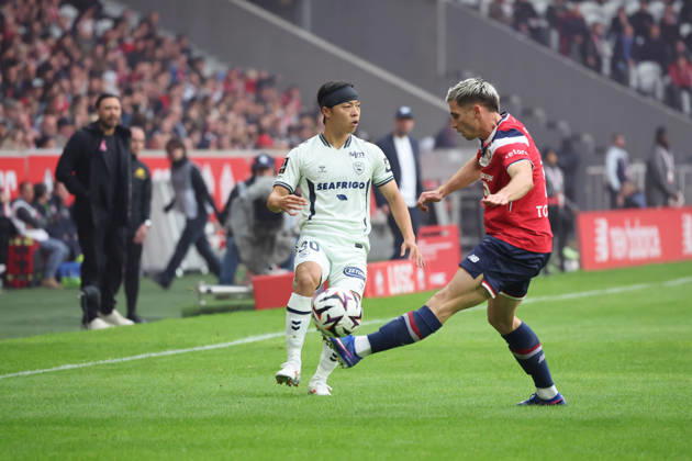 FOOTBALL : LOSC Lille vs Le Havre - Ligue 1 - 10 10 2026 Sota NAKAMURA (Havre AC) et Romain PERRAUD (LOSC Lille) lors du match LOSC Lille vs Le Havre, Ligue 1, Decathlon Arena stade Pierre Mauroy, le 10 octobre 2026 - photo Laurent Sanson PsnewZ  Copyright: xLaurentxSANSONx xPsnewZx