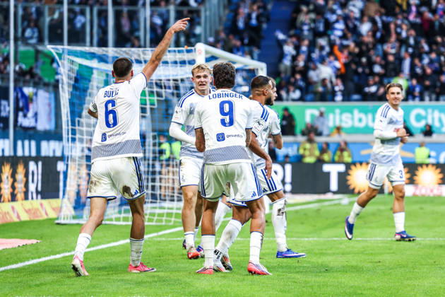 Fussball, 3.Liga Saison 2026 2027 8.Spieltag MSV Duisburg - TSG 1899 Hoffenheim II 10.10.2026, schauinsland-reisen-arena Torjubel MSV Duisburg nach dem Tor zum 2-2 Ausgleich durch Peter Remmert (MSV Duisburg, 39) die Spieler freuen sich Duisburg schauinsland-reisen-arena Nordrhein-Westfalen Deutschland