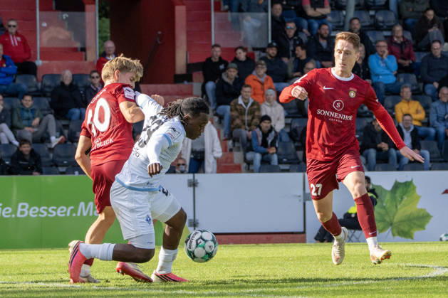 10.10.2026, xerix, Fussball 3.Liga, SG Sonnenhof Grossaspach - SV Waldhof Mannheim v.l. Zweikampf zwischen Lukas Stoppel (SG Sonnenhof Großaspach) und Nolan-Xavier Muteba N Tumba (SV Waldhof Mannheim) Aspach