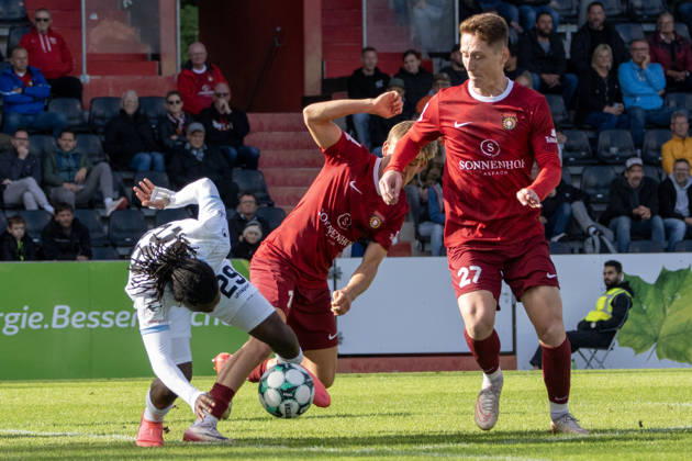10.10.2026, xerix, Fussball 3.Liga, SG Sonnenhof Grossaspach - SV Waldhof Mannheim v.l. Zweikampf zwischen Lukas Stoppel (SG Sonnenhof Großaspach) und Nolan-Xavier Muteba N Tumba (SV Waldhof Mannheim) Aspach