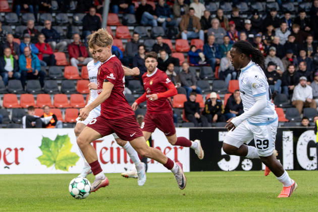 10.10.2026, xerix, Fussball 3.Liga, SG Sonnenhof Grossaspach - SV Waldhof Mannheim v.l. Lukas Stoppel (SG Sonnenhof Großaspach) am Ball Aspach