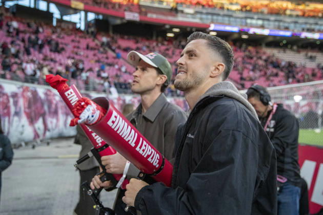 GER, Leipzig, Fussball, Bundesliga, 5. Spieltag, RB Leipzig vs. Eintracht Frankfurt im Bild v.l.: Dominic Thiem ( Red Bull Tennis ) , Christoph Baumgartner (RB Leipzig 14), mit Trikotkanone 10.10.2026, Red-Bull Arena Leipzig DFL DFB REGULATIONS PROHIBIT ANY USE OF PHOTOGRAPHS AS IMAGE SEQUENCES AND OR QUASI-VIDEO, Leipzig Red-Bull Arena Sachsen Germany Copyright: xPaulxFritzx