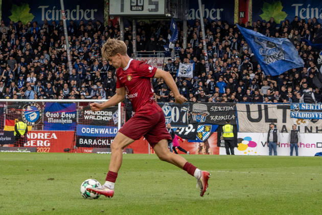 10.10.2026, xerix, Fussball 3.Liga, SG Sonnenhof Grossaspach - SV Waldhof Mannheim v.l. Lukas Stoppel (SG Sonnenhof Großaspach) am Ball Aspach
