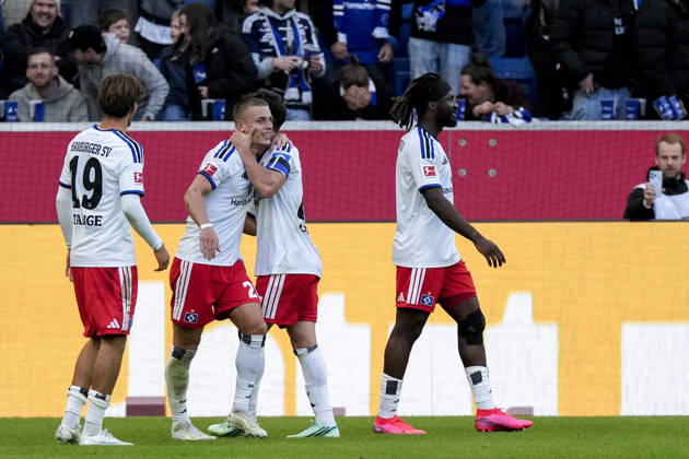 v.li.: Otto Stange (HSV, 19), Torschütze Miro Muheim (HSV, 28), Nicolas Capaldo (HSV, 24), Terem Moffi (HSV, 9), Spieler vom Hamburger SV (HSV), jubeln über das Tor zum 2:3, Jubel, Torjubel, Torerfolg, celebrate the goal, goal, celebration, jubelt ueber das Tor, Freuen, Freude, freut sich, optimistisch, positiv, Spielszene, Highlight, Action, Aktion, 10.10.2026, Sinsheim (Deutschland), Fussball, Bundesliga, TSG 1899 Hoffenheim - Hamburger SV, DFB DFL REGULATIONS PROHIBIT ANY USE OF PHOTOGRAPHS AS IMAGE SEQUENCES AND OR QUASI-VIDEO.