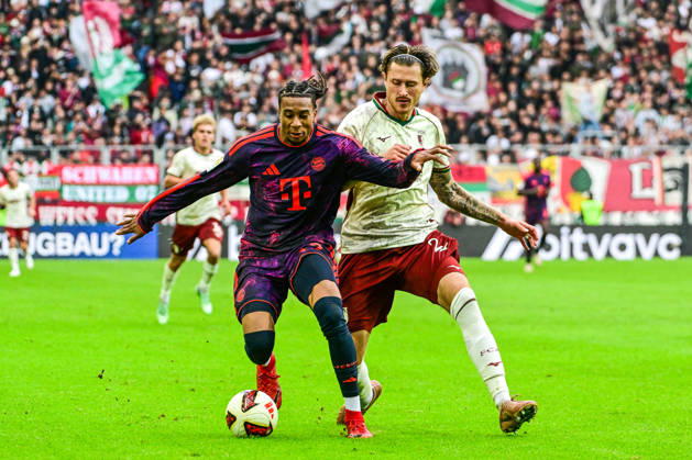 10.10.2026, GER, Fußball, Herren, 1. Bundesliga, 5. Spieltag, FC Augsburg vs FC Bayern München Michael Olise (Bayern Muenchen, 17), Calvin Brackelmann (FC Augsburg, 2) Augsburg WWK-Arena Bayern Deutschland Copyright: xNordphotox xHafnerx