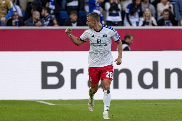 Torschütze Miro Muheim (HSV, 28), Spieler vom Hamburger SV (HSV), jubelt über das Tor zum 2:3, Jubel, jubeln, Torjubel, Torerfolg, celebrate the goal, goal, celebration, jubelt ueber das Tor, Freuen, Freude, freut sich, optimistisch, positiv, Spielszene, Highlight, Freisteller, Ganzkörper, Einzelbild, Einzelfoto, Aktion, Action, 10.10.2026, Sinsheim (Deutschland), Fussball, Bundesliga, TSG 1899 Hoffenheim - Hamburger SV, DFB DFL REGULATIONS PROHIBIT ANY USE OF PHOTOGRAPHS AS IMAGE SEQUENCES AND OR QUASI-VIDEO.