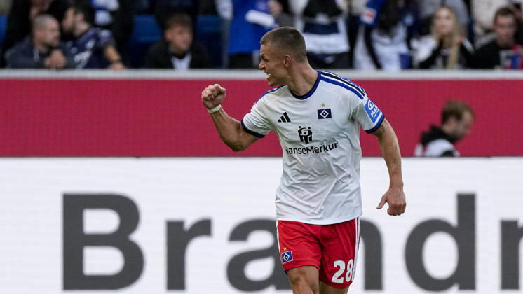 Torschütze Miro Muheim (HSV, 28), Spieler vom Hamburger SV (HSV), jubelt über das Tor zum 2:3, Jubel, jubeln, Torjubel, Torerfolg, celebrate the goal, goal, celebration, jubelt ueber das Tor, Freuen, Freude, freut sich, optimistisch, positiv, Spielszene, Highlight, Einzelbild, Einzelfoto, Aktion, Action, 10.10.2026, Sinsheim (Deutschland), Fussball, Bundesliga, TSG 1899 Hoffenheim - Hamburger SV, DFB DFL REGULATIONS PROHIBIT ANY USE OF PHOTOGRAPHS AS IMAGE SEQUENCES AND OR QUASI-VIDEO.